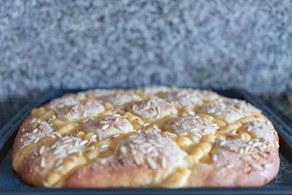 Gros Plan Une Délicieuse Tarte Maison Appétissante Dans Casserole Noire — Photo