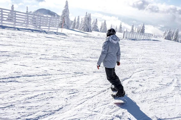 Snowboardzista Ruchu Jadący Dół Wzgórza Górskim Kurorcie — Zdjęcie stockowe