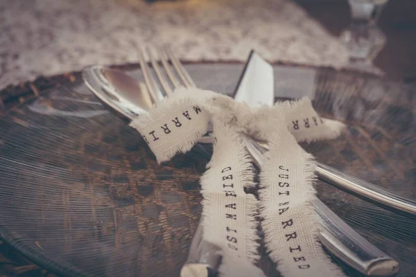 Высокоугольный Снимок Вилки Ножа Украшенного Белой Лентой Свадебной Вечеринке — стоковое фото