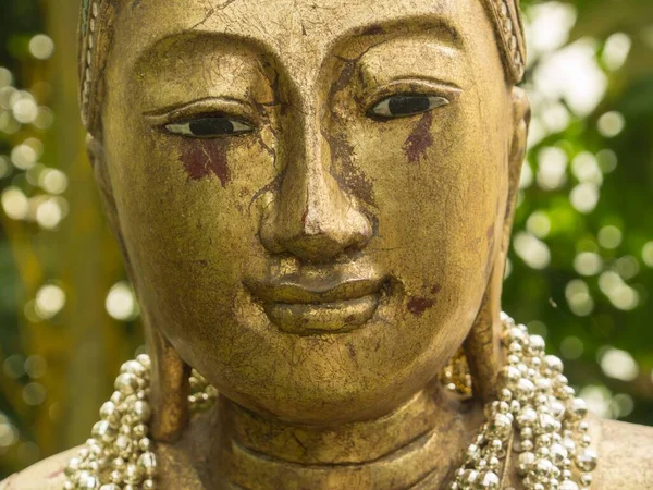 Primer Plano Una Estatua Buda Gautama Tailandia Con Fondo Borroso —  Fotos de Stock