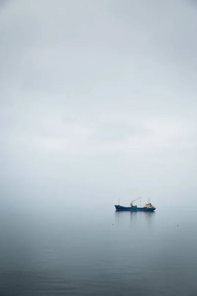 Вертикальний Постріл Корабля Морі Покритий Туманом — стокове фото