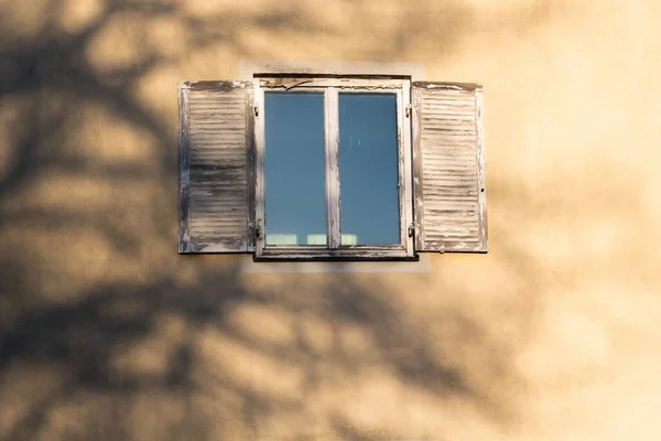 Ein Altes Holzfenster Mit Fensterläden Einer Steinmauer — Stockfoto