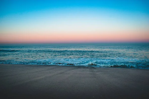 Vacker Bild Tidvattnet Som Rullar Stranden Solnedgången — Stockfoto