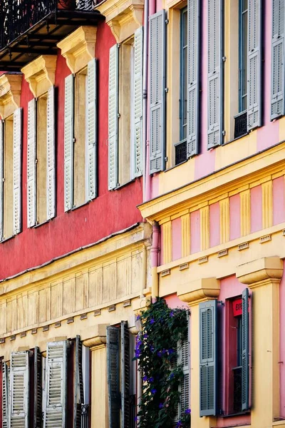 ニース フランスの赤い建物の窓の素敵なカラフルな建築 — ストック写真