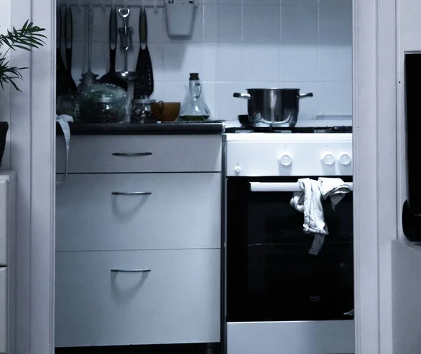 Eine Küche Mit Grauen Regalen Ein Weißer Herd Mit Einem — Stockfoto