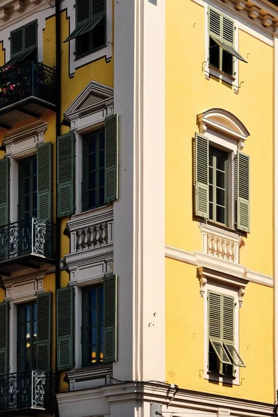 ニース フランスのガリバルディ広場に黄色のファサードを持つ建物の窓 — ストック写真