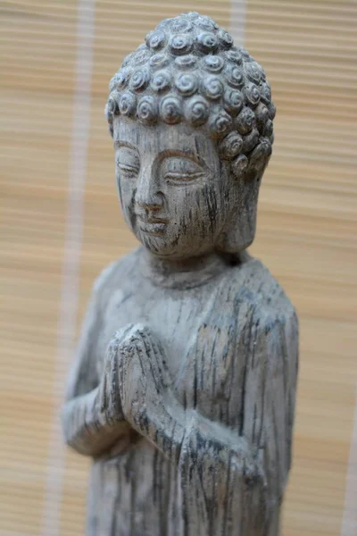 Primer Plano Vertical Una Estatua Buda Hormigón — Foto de Stock