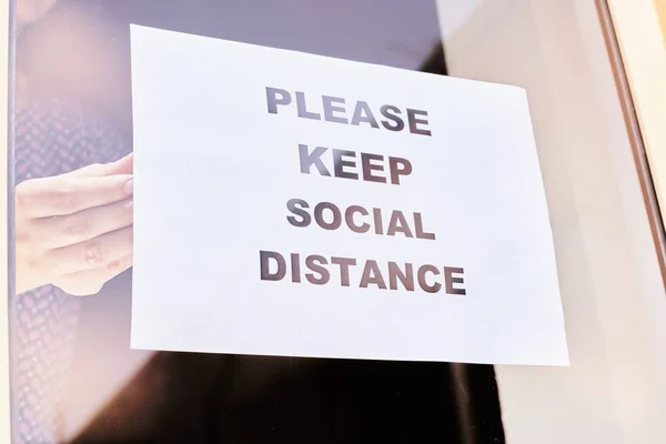 Letrero Blanco Ventana Que Dice Por Favor Mantenga Distancia Social — Foto de Stock