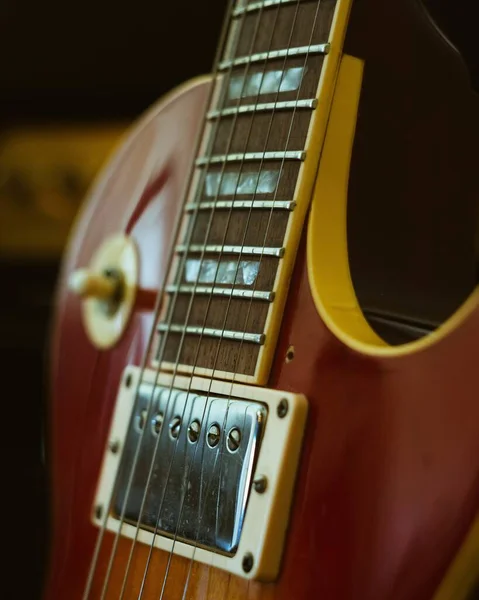 Close Uma Guitarra Elétrica Com Fundo Embaçado — Fotografia de Stock