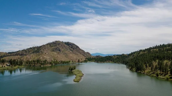 在绿树成荫的山景中空中拍摄的湖景 — 图库照片