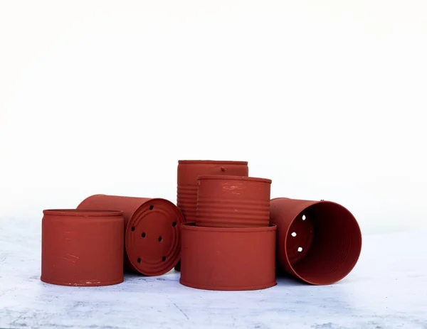 白い背景に穴が孤立している異なるサイズの赤い缶の閉鎖 — ストック写真
