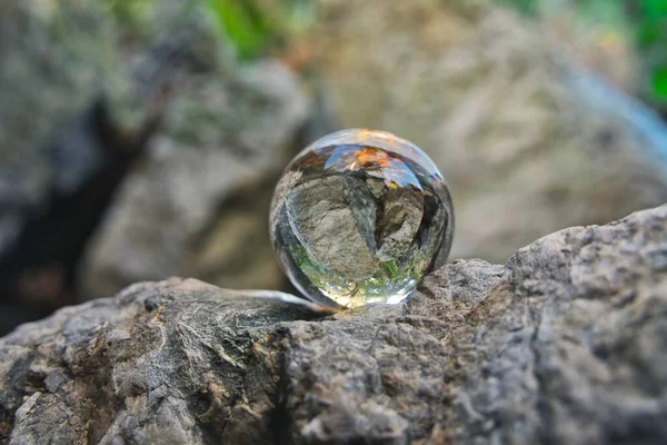 Gros Plan Une Boule Cristal Sur Une Pierre Reflétant Nature — Photo