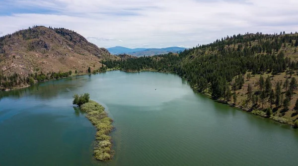 Vue Aérienne Lac Dans Paysage Montagneux Avec Des Arbres Verts — Photo