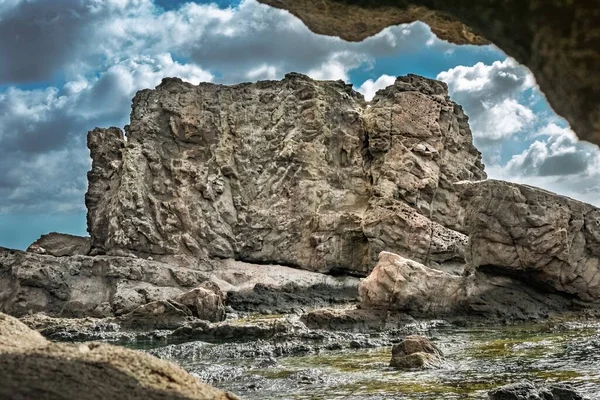 Krásná Scenérie Skalních Útvarů Pod Zataženou Oblohou — Stock fotografie