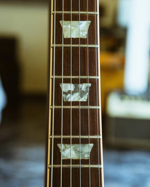 Bulanık Bir Arkaplanda Gitar Tellerinin Yakın Plan Çekimi — Stok fotoğraf