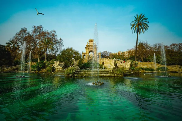 Una Hermosa Foto Del Parque Ciutadella Barcelona Bajo Cielo Azul — Foto de Stock