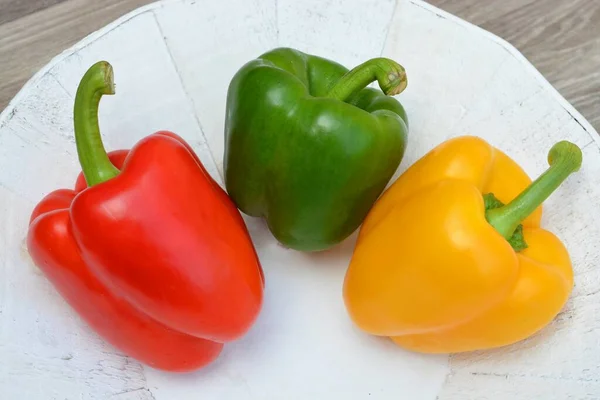 Eine Nahaufnahme Von Frischen Paprika Einem Weißen Teller — Stockfoto