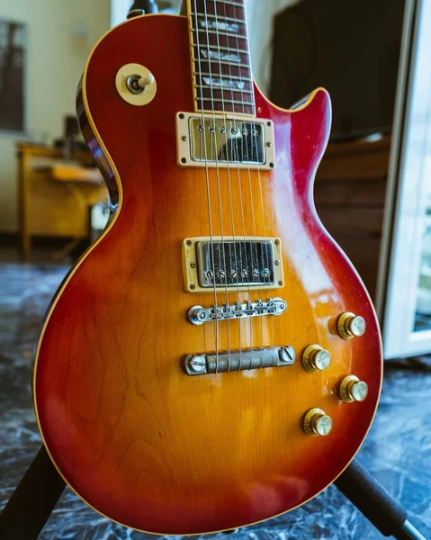 Close Uma Guitarra Elétrica Com Fundo Embaçado — Fotografia de Stock