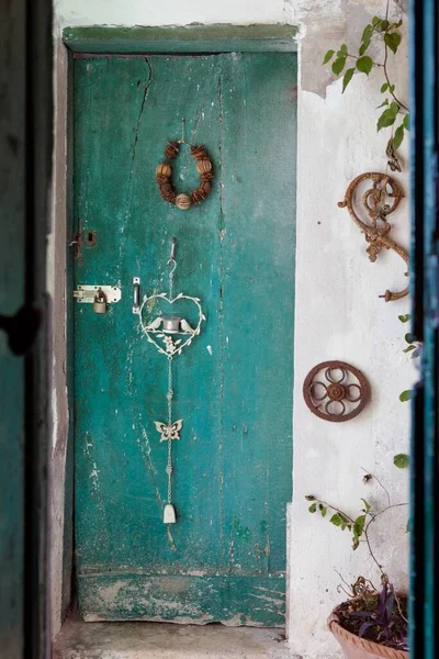 Tiro Vertical Uma Velha Porta Madeira Verde Com Cadeado Grinalda — Fotografia de Stock