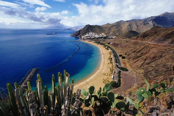 Ένα Όμορφο Τοπίο Της Ακτογραμμής Στην Playa Las Teresitas Ισπανία — Φωτογραφία Αρχείου
