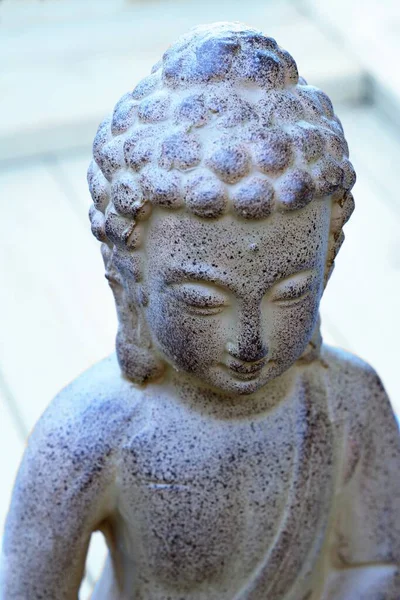 Ένα Κάθετο Ρηχό Πλάνο Εστίασης Ενός Πέτρινου Αγάλματος Του Βούδα — Φωτογραφία Αρχείου