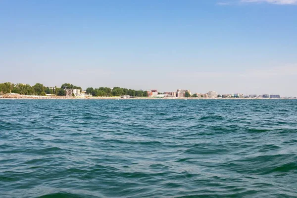 Uma Vista Edifícios Cidade Perto Praia Com Fundo Azul Céu — Fotografia de Stock