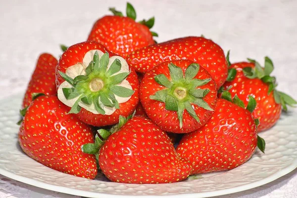 Eine Nahaufnahme Von Frischen Erdbeeren Teller Auf Einer Weißen Oberfläche — Stockfoto