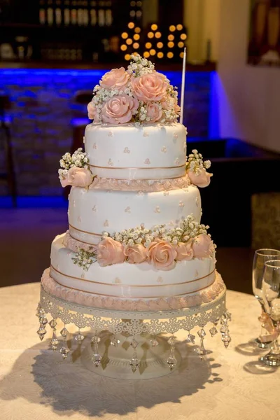 Vertical Closeup Shot Beautiful Three Layered Cake Rose Decorations — Stock Photo, Image