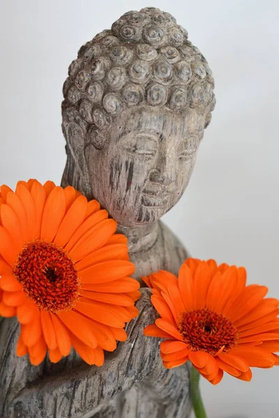 Gros Plan Vertical Une Statue Bouddha Aux Fleurs Orange — Photo