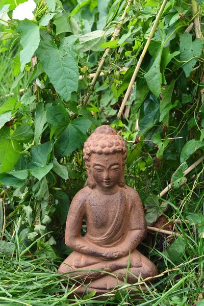 Ένα Κάθετο Πλάνο Από Ένα Κόκκινο Άγαλμα Του Βούδα Πέτρα — Φωτογραφία Αρχείου