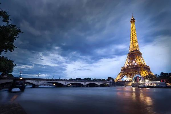 Torre Eiffel Por Noche Con Cielo Nublado Sobre Ella — Foto de Stock
