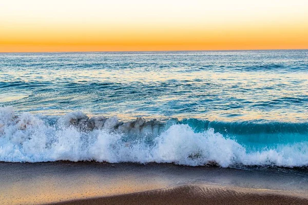 Красивый Снимок Волн Пляже Время Заката — стоковое фото