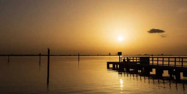 Lange Houten Steiger Zee Glimmend Onder Stralende Zonsondergang — Stockfoto