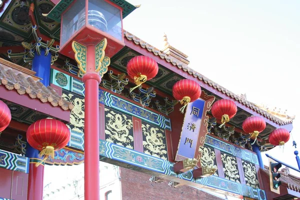 维多利亚州唐人街中国大门与灯笼的特写 — 图库照片