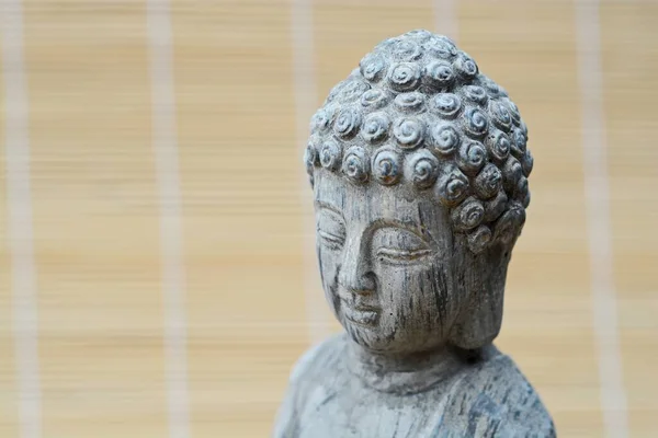 Close Uma Estátua Buda Fundo Embaçado — Fotografia de Stock
