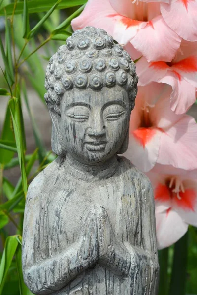 Ένα Κοντινό Πλάνο Του Αγάλματος Του Βούδα Ροζ Λουλούδια — Φωτογραφία Αρχείου