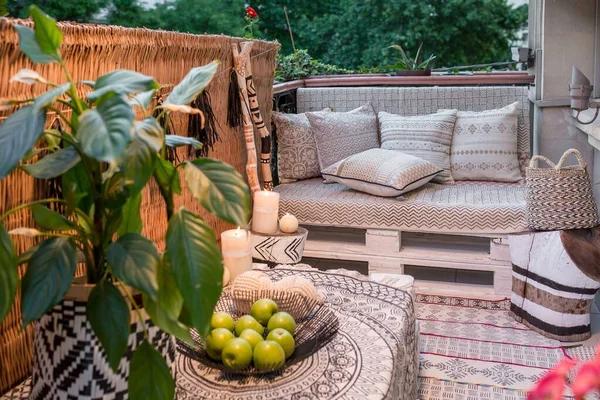 Divano Vicino Tavolo Con Candele Mele Nell Accogliente Balcone — Foto Stock