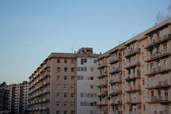 Bytové Domy Sousedství Sagrera Proti Modré Obloze Barceloně — Stock fotografie