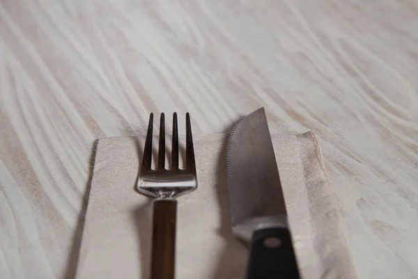 Primer Plano Tenedor Cuchillo Sobre Pañuelo Colocado Sobre Una Superficie —  Fotos de Stock