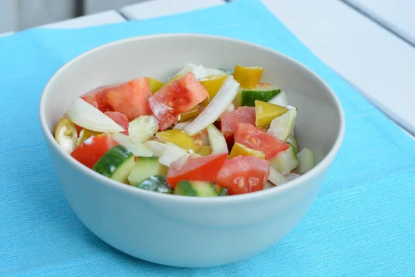 Eine Nahaufnahme Eines Salats Mit Gurken Tomaten Zwiebeln Einer Weißen — Stockfoto
