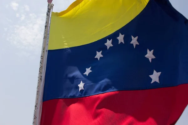 Een Close Opname Van Venezuela Vlag Een Blauwe Lucht — Stockfoto