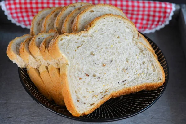 Tiro Alto Ângulo Pão Branco Fatiado Uma Tigela Mesa Com — Fotografia de Stock