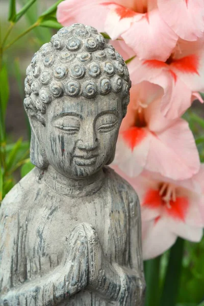 Tiro Close Estátua Buda Com Flores Rosa — Fotografia de Stock