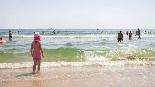 Una Hermosa Foto Playa Blanca Con Gente Disfrutando Del Mar —  Fotos de Stock