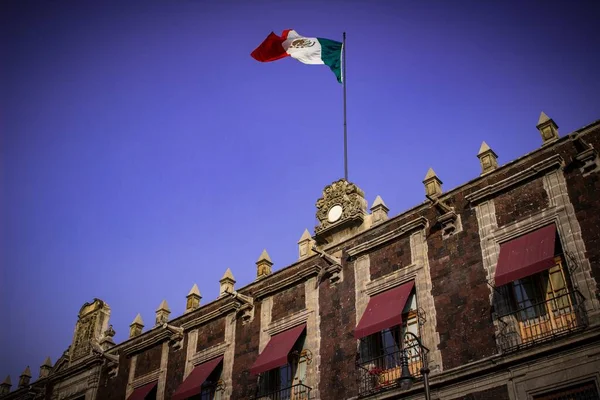 Tiro Ángulo Bajo Bandera Mexicana Centro Ciudad México — Foto de Stock