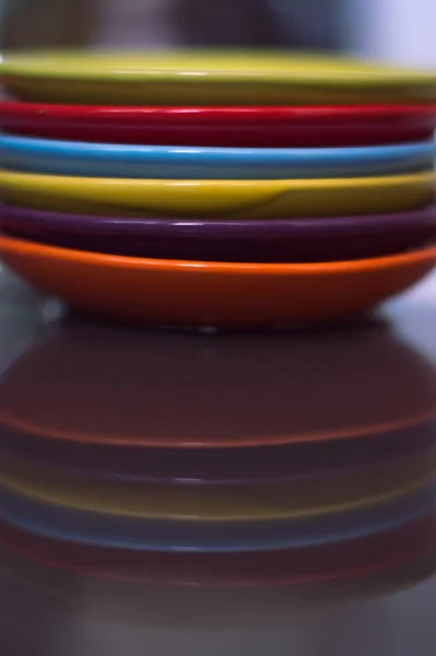 Ensemble Plaques Multicolores Réfléchissant Sur Une Table Cuisine — Photo