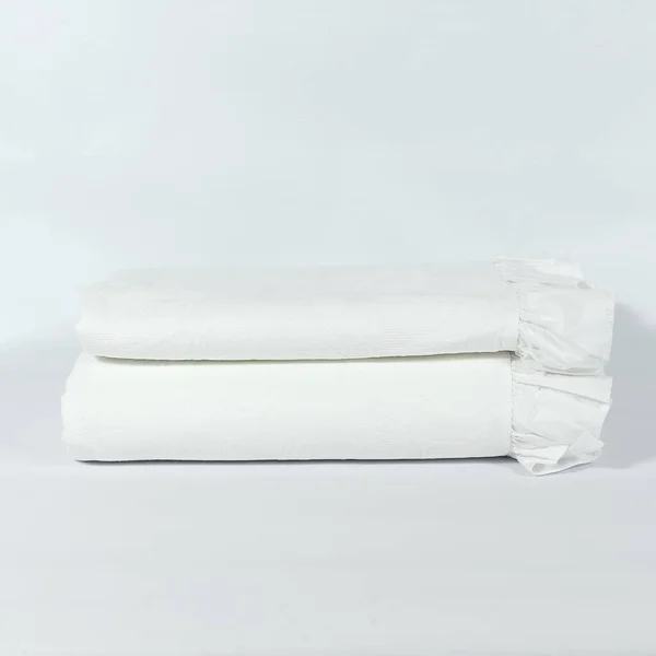 Primer Plano Una Cubierta Cama Textura Blanca Sobre Fondo Blanco —  Fotos de Stock