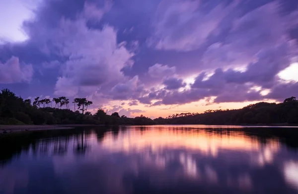 Дивовижний Краєвид Хмар Заходу Сонця Відбиваються Озері Йоне Франції — стокове фото