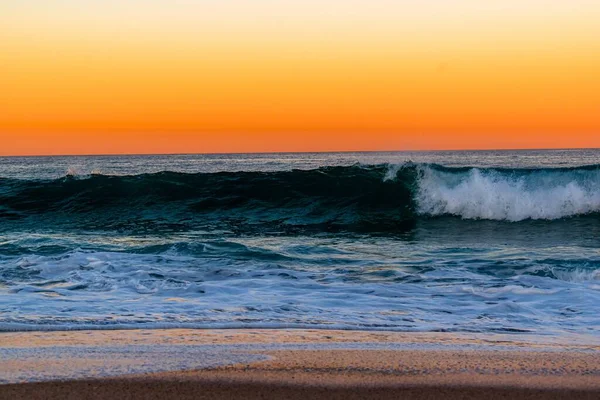 Een Prachtige Foto Van Golven Het Strand Tijdens Zonsondergang — Stockfoto