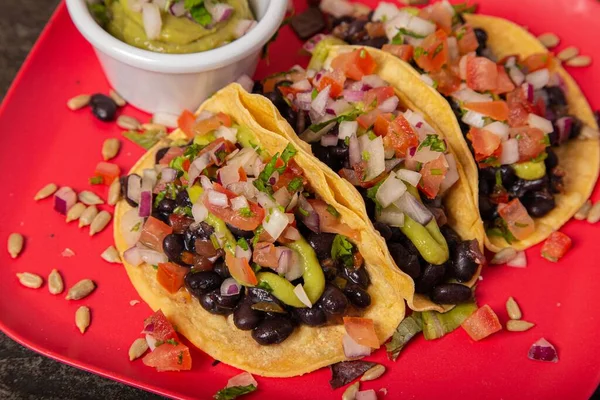 Primer Plano Deliciosos Tacos Con Frijoles Negros Cebollas Tomates Verduras —  Fotos de Stock